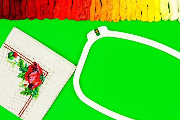 Цветной Зеленый Фон Швейных Изделий Рамка Вышивки Поддон Красочных Нитей — стоковое фото
