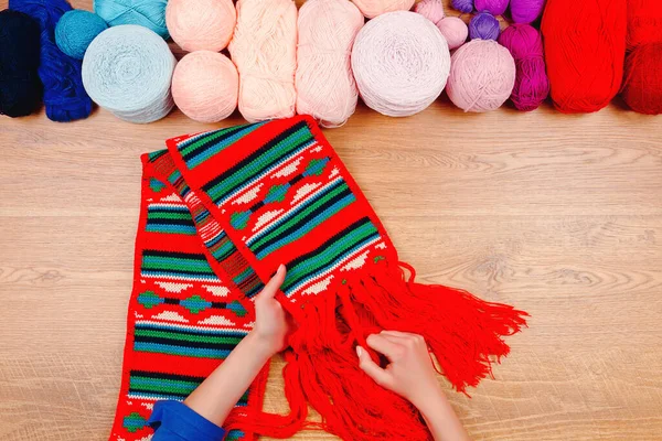 Lavoro Sarta Donna Femminile Ragazza Mani Maglia Calda Rossa Sciarpa — Foto Stock