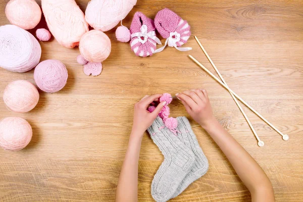 Frau Strickt Neue Warme Socken Auf Hölzernem Hintergrund Schneiderarbeitsplatz Ansicht — Stockfoto