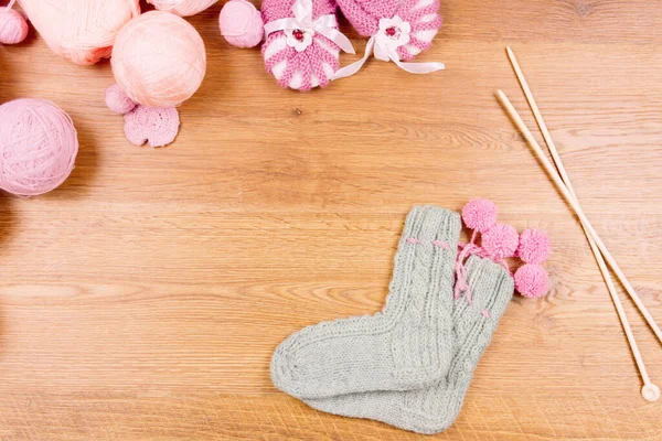 Schneiderarbeitsplatz Gestrickte Warme Socken Fadenballen Und Stricknadeln Auf Holzgrund — Stockfoto