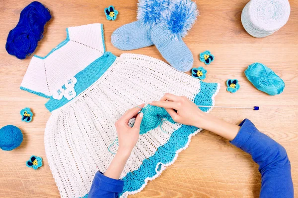 Schneiderarbeitsplatz Weibliche Frau Strickt Auf Holzgrund Und Macht Blaues Kleid — Stockfoto