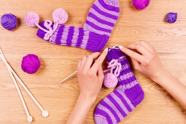 Das Weibliche Mädchen Strickt Neue Violette Socken Mit Warmen Streifen — Stockfoto