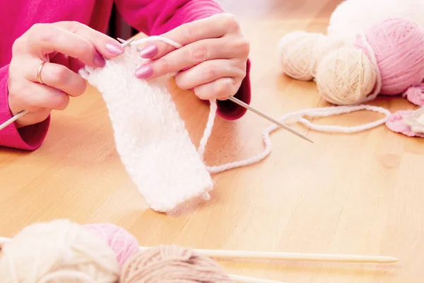 Schneiderarbeitsplatz Frau Strickt Auf Isoliertem Hintergrund Mit Fadenknäuel Und Stricknadeln — Stockfoto