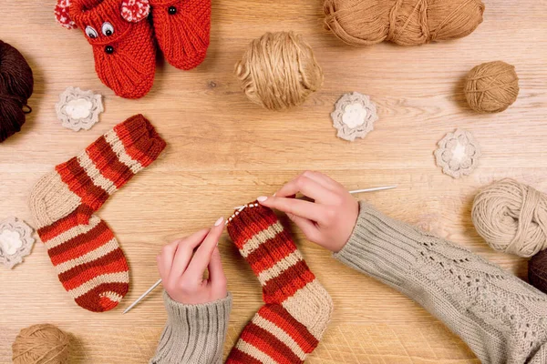 Das Weibliche Mädchen Strickt Neue Rot Gestreifte Socken Auf Hölzernem — Stockfoto