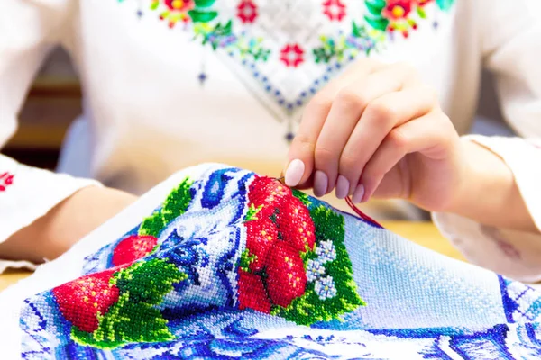 Händer Kvinna Kvinna Flicka Traditionella Ukrainska Skjorta Sömnad Prydnad Broderi Stockbild