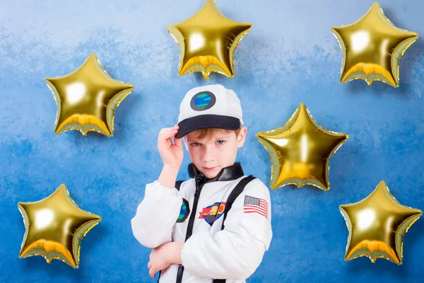 Ung Pojke Pojke Man Spelar Astronaut Vit Astronaut Kostym Och Royaltyfria Stockbilder