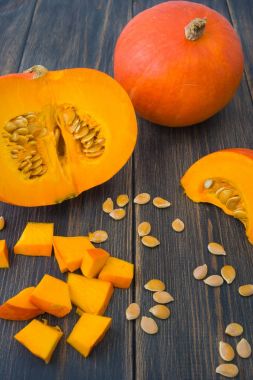Parlak turuncu kabak kabak parçaları ve tohum ile