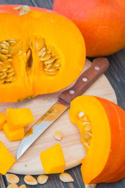 Parlak turuncu doğranmış kabakları kabak parçaları ve tohum ile