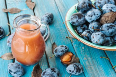 Cam sürahi taze Damson erik suyu