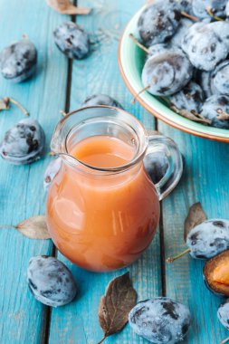 Cam sürahi taze Damson erik suyu