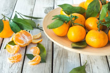 Parlak taze mandalina bir tabak