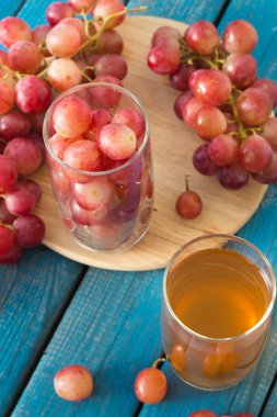 Bir bardak taze üzüm suyu