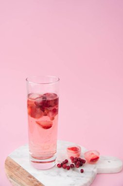 Bir bardak Dondurulmuş çilek ve İsveç kirazı ile buzlu çay