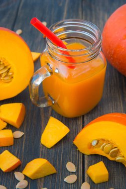 Dilimlenmiş kabak adet taze kabak suyu cam fincan