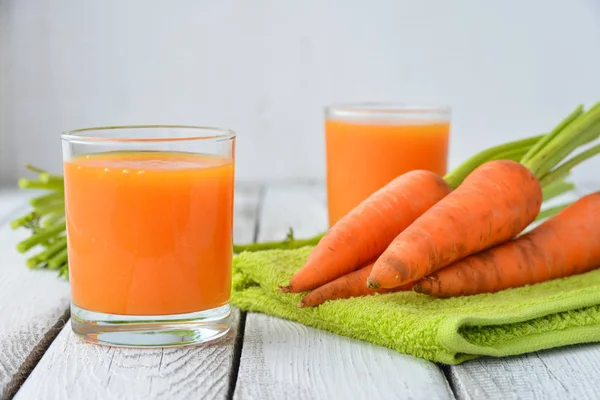 Due bicchieri di succo di carota fresco — Foto Stock