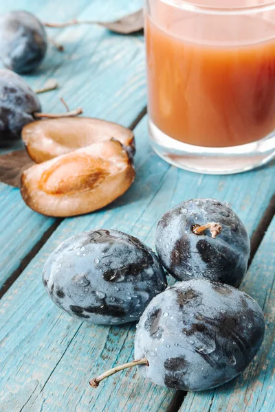 Um copo de suco de ameixa Damson fresco — Fotografia de Stock