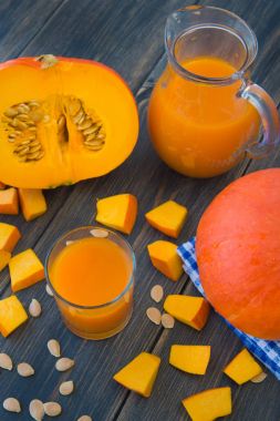 Bir bardak ve bir sürahi taze kabak suyu