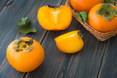 Yeşil yaprakları ile olgun hurma dilimlenmiş