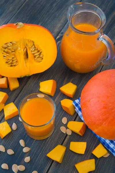 Bir bardak ve bir sürahi taze kabak suyu