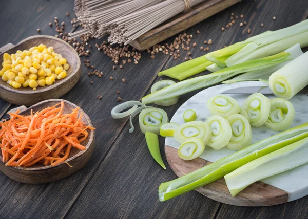 Mi soba memasak bahan dengan irisan bawang, jagung dan wortel korea — Stok Foto