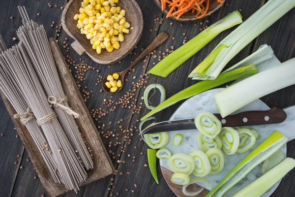 Soba macarrão ingredientes culinários com alho-porro fatiado, milho e cenoura coreana — Fotografia de Stock