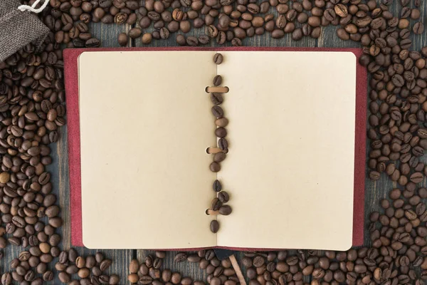 Um saco de grãos de café arábica torrado e uma nota de papel leve — Fotografia de Stock
