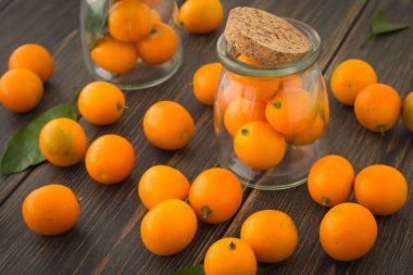 Taze portakal cumquats veya cam yeşil yaprakları ile kumquats kutular