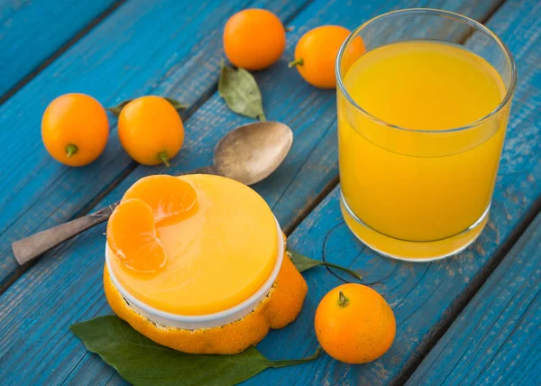 Una gelatina di agrumi con un bicchiere di succo d'arancia — Foto Stock