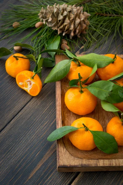 Дерев'яна тарілка свіжих апельсинових кременевих мандаринів з пастою — стокове фото