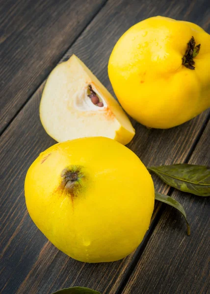 Membrillo maduro o manzana reina frutas de otoño con hojas —  Fotos de Stock