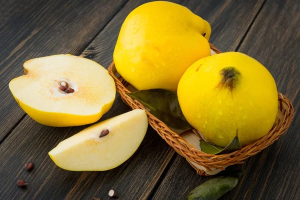 Una canasta de mimbre de membrillo amarillo o frutas de otoño de manzana reina, s — Foto de Stock