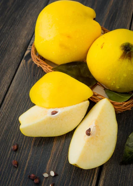 Una canasta de mimbre de membrillo amarillo o frutas de otoño de manzana reina, s — Foto de Stock