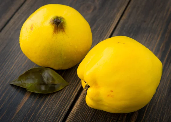 Membrillo sólido maduro o frutas de otoño de manzana reina —  Fotos de Stock