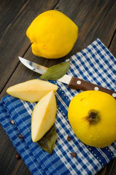 Membrillo amarillo en rodajas o frutas de manzana reina con semillas —  Fotos de Stock