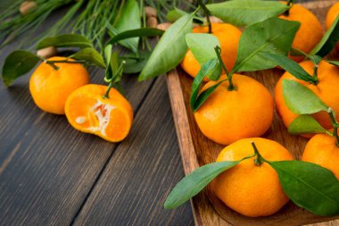 Turuncu clementine mandalina olgunlaşmış meyve MKK yeşil yaprakları ile