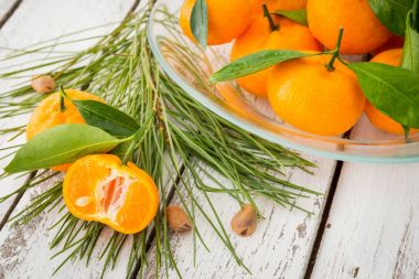 Olgun turuncu clementine mandalina bir cam tabak zekâ dekore edilmiştir.