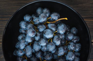 Islak sonbahar üzüm veya dağ üzüm siyah porselen kase 