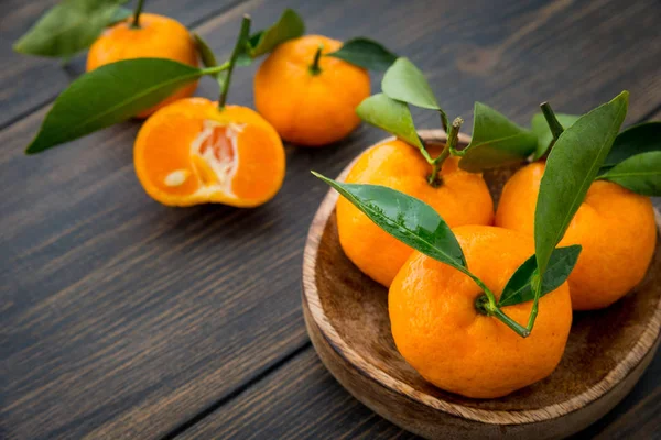 Une assiette artisanale en bois de mandarines clémentine orange fraîche avec — Photo