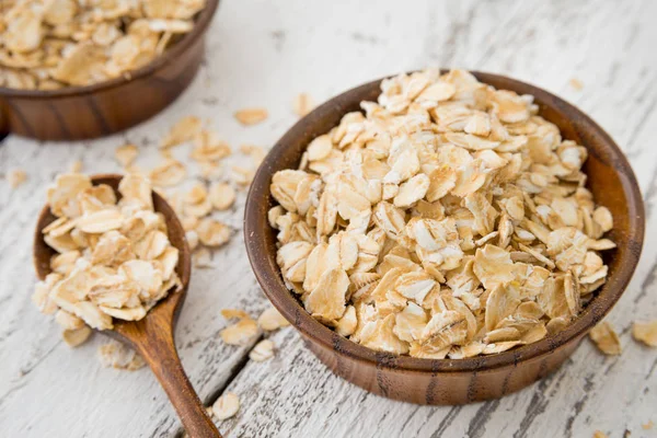 Kuru yulaf gevreği veya yulaf tahıl s ile tekne ahşap plaka irmik