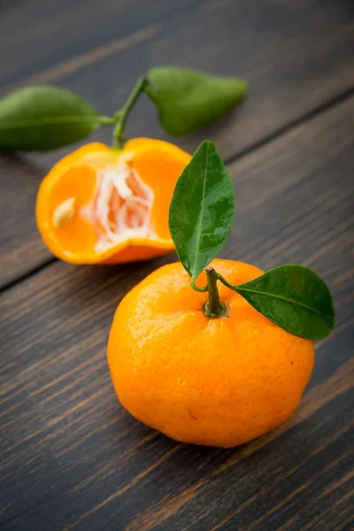 Fruit de mandarine clémentine orange mûr aux feuilles vertes — Photo