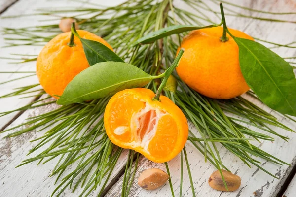 Turuncu clementine mandalina meyve conifero ile dekore edilmiş dilimlenmiş