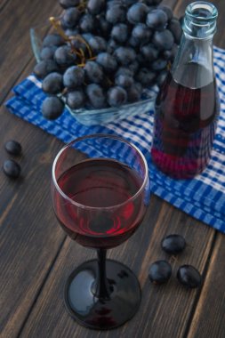 Genç günü Beaujolais nouveau kutlama şarap