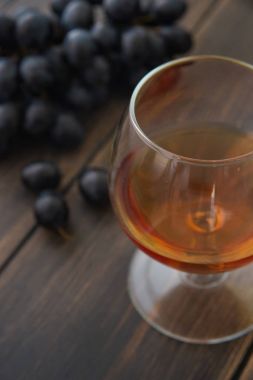 Bir bardağı konyak veya konyak bir sürü siyah üzüm