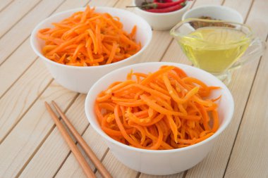 Baharatlı Kore havuç calad beyaz tabaklar içinde