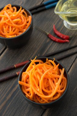 Asya parlak turuncu rendelenmiş havuç salatası kaseler