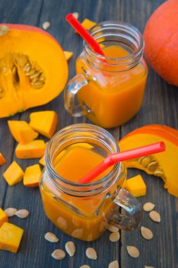 Taze kabak suyu iki cam kupaları