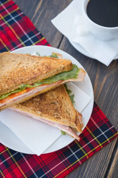 Sanduíches de panini com presunto e uma xícara de café expresso — Fotografia de Stock