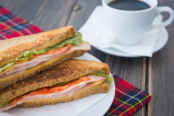 Sanduíches saborosos com queijo e bacon e uma xícara de café expresso — Fotografia de Stock