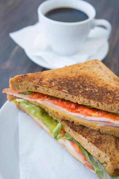 Sanduíches tostados com presunto e uma xícara de café expresso preto — Fotografia de Stock