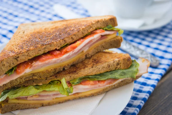 Sanduíches saborosos frescos com queijo e bacon — Fotografia de Stock
